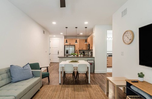 Hancock Apartment | Designer Space near UT 2 King Bed Pool Gym EV WD