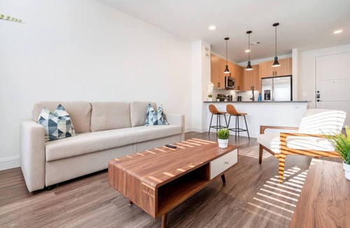 Hancock Apartment | Designer Space near UT King Bed
