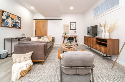 West Edmonton Apartment | Designer Suite | Long Stays | Mins from 124 ST