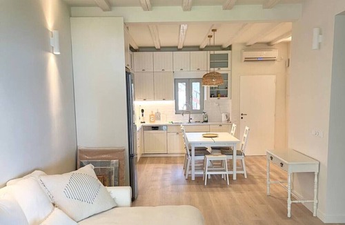Malakonta House | Designer’s beachfront house w/pool and fireplace
