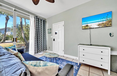 Crystal Beach Cottage | Destin Crystal Beachside Breeze Cottage~Steps to Beach & Pool~Prime location