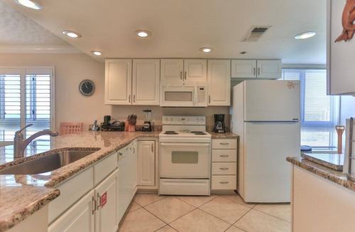 Destin Condo | Destin Towers 143 – 14th Floor Gulf View + Walk to Beach + 2 Community Pools