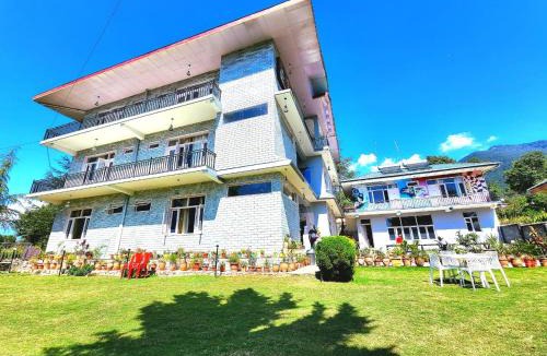 Gunehr Hostel | Destination Bir