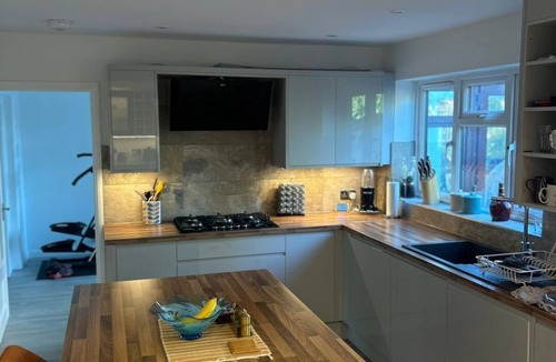 Hook House | Detached 3BR home with private garden and glass conservatory. Near Hook Station