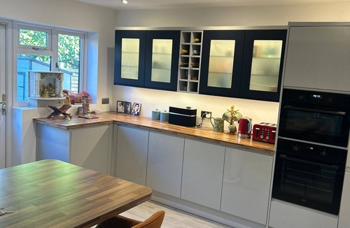 Hook House | Detached 3BR home with private garden and glass conservatory. Near Hook Station