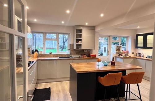 Hook House | Detached 3BR home with private garden and glass conservatory. Near Hook Station