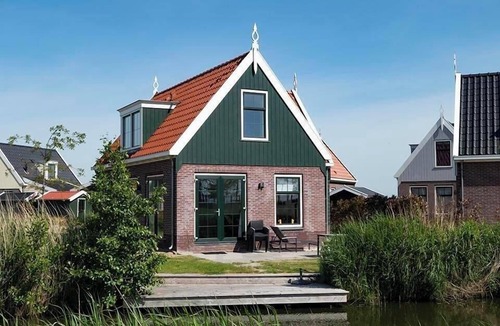 Uitdam House | Detached bungalow with 4 bedrooms, 2 bathrooms and a terrace
