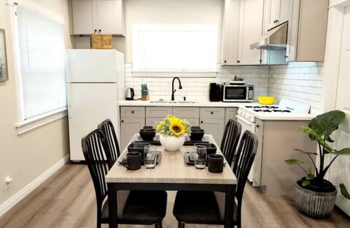 North Central Apartment | Detached charming house 2 bedroom 1 bath Prime location King Bed! n