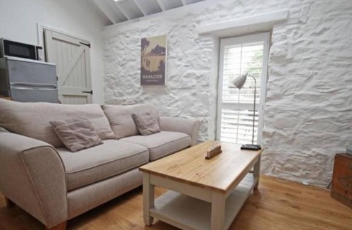 Longrock House | Detached comfortable granite cottage, 5 minute walk to the beach - Dogs Welcome