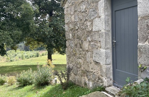 Le Chambon-sur-Lignon Apartment | Detached gîte renovated in 2025, cosy for 2 people, peaceful setting with forest views.