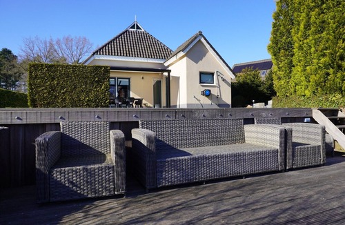 Vlagtwedde House | Detached holiday home with jetty and outdoor spa