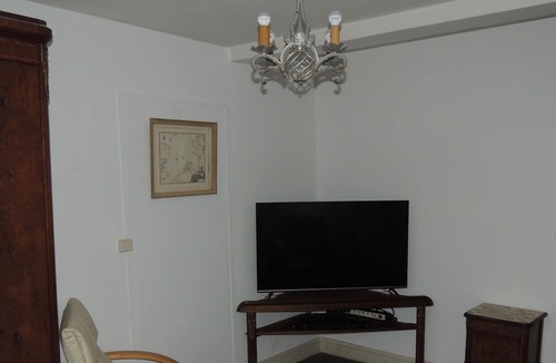 Commarin House | Detached house 170m2, enclosed garden 1000m2, 10 people, near Lac de Panthier