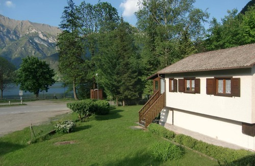 Pur House | Detached house with lake view veranda