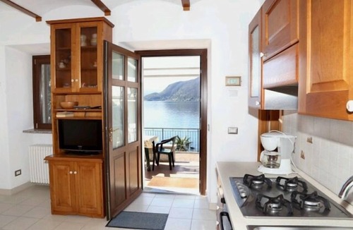 Tronzano Lago Maggiore House | Detached 5½-room house with large outdoor area & private beach