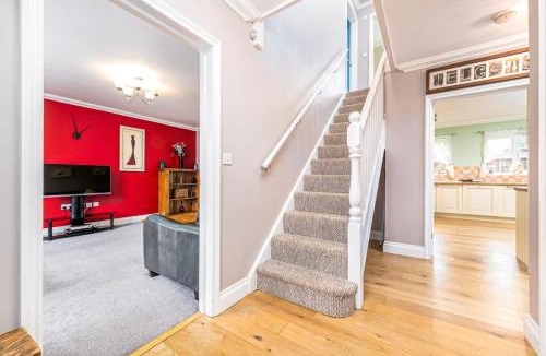 Hockering House | Detached luxury 5 bed house, lanscaped garden, fire pit, parking, can sleep families or workers