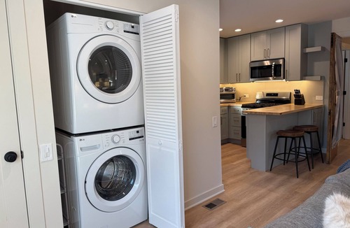 Ravenswood House | Detached, private, spacious, free garage, fast wifi, 5min to metra in Ravenswood