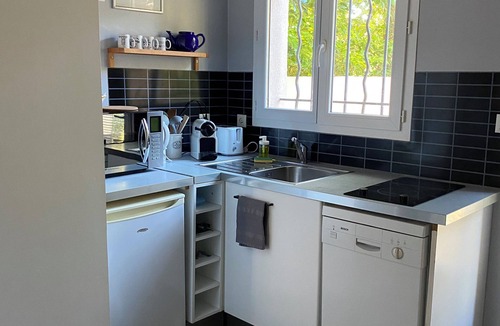 Aix-en-Provence Apartment | Detached studio with terrace in Aix countryside property