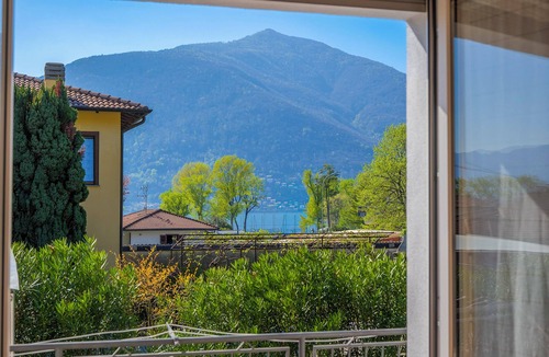 Maccagno House | Detached vacation home with large garden, 2 balconies, parking & e-charging station - only 300 m to Lake Maggiore, central & quiet