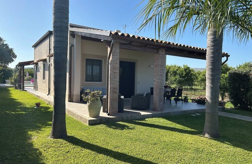 Avola Villa | Detached villa with swimming pool a stone's throw from the sea between Avola and lido di Noto.