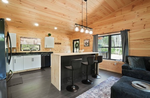McArthur Cabin | Deuce on Goose | Hocking Hills, Hot Tub, Game Room