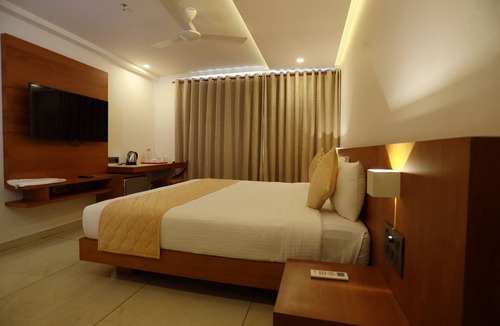 Edappal Hotel | Devalokam Grand