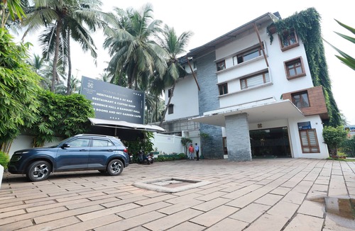 Edappal Hotel | Devalokam Grand