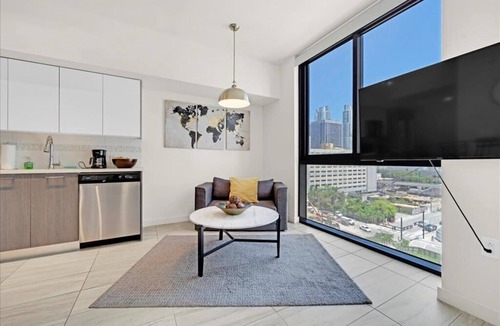 Town Square Apartment | Devereaux Flow King Studio