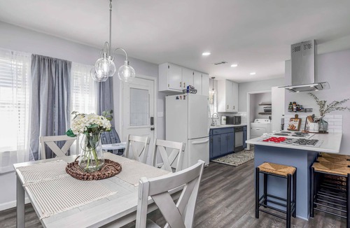 Mary Esther House | Deville: Fully Fenced, Smart TVs, Near 2 Beaches