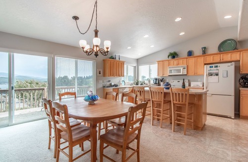 Roads End House | Devils Lake View Beautiful Family Home - STARLINK WIFI, Perfect for a family!