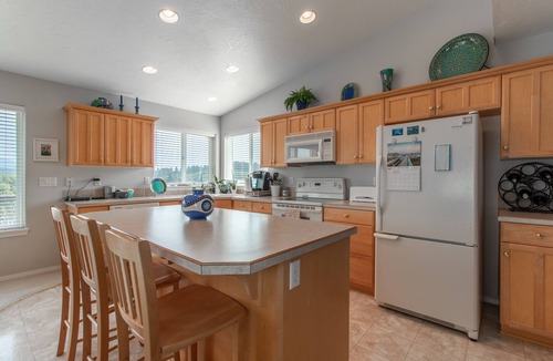 Roads End House | Devils Lake View Beautiful Family Home - STARLINK WIFI, Perfect for a family!