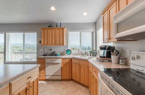 Roads End House | Devils Lake View Beautiful Family Home - STARLINK WIFI, Perfect for a family!