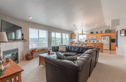 Roads End House | Devils Lake View Beautiful Family Home - STARLINK WIFI, Perfect for a family!