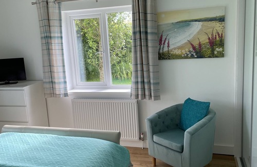 Buckfastleigh Bed & Breakfast | Devon rural country B&B Suite of rooms with guest lounge and bathroom.