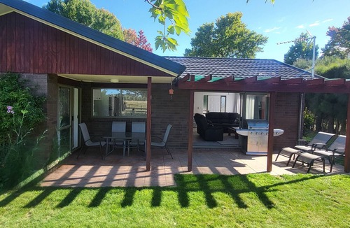 Whakatu Cottage | Dewdrop Cottage - a very special place to stay