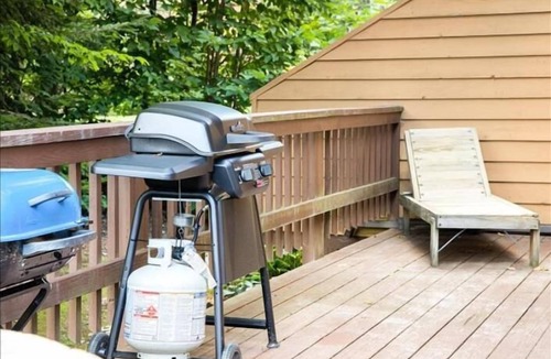 Davis Condo | DF 41- Pets OK, End unit! Pool!