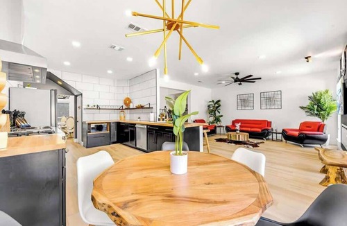 Allen Villa | DFW Luxe Resort Golf PingPong PS5 5 Bedroom 3 Full Bath EV Level 2 Charger