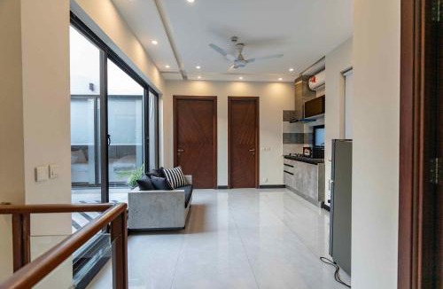 Lahore House | DHA Phase 6 - Executive And Luxurious Rooms - Near Raya, Dolmen and Airport