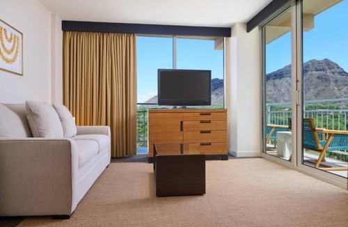 Diamond Head - Kapahulu - St. Louis Hotel | Diamond Head View Junior Suite | Kaimana Beach Hotel | Steps to the Beach