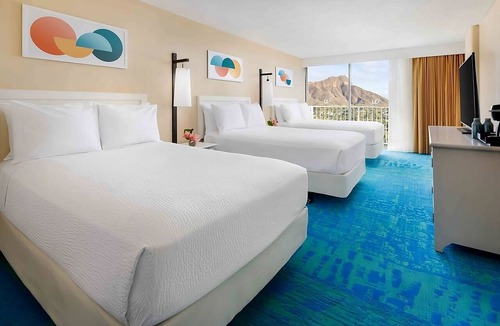 Waikiki Hotel | Diamond Head View Triple Doubles at The Twin Fin Hotel, Outdoor Pool