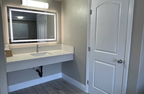 North Hills East Hotel | Diamond INN