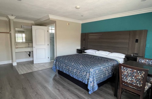 North Hills East Hotel | Diamond INN
