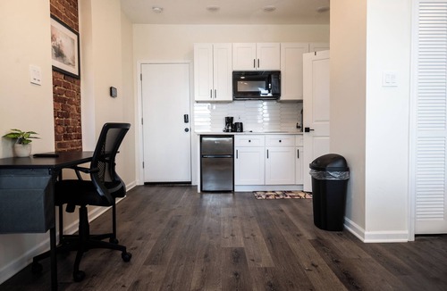 North Philadelphia West Apartment | Diamond Suites Philadelphia Center
