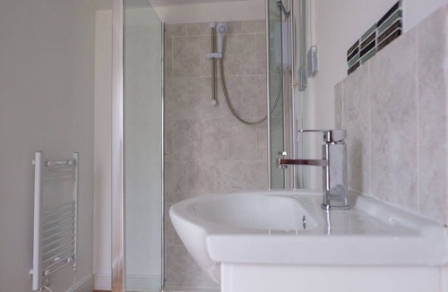 Crawley Cabin | Dickens suite close 15min from Gatwick