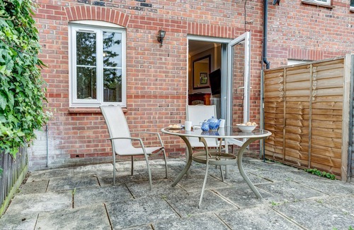 North Moreton Apartment | Didcot White House | Oxfordshire Holiday Let | 2 Beds & Sleeps 4
