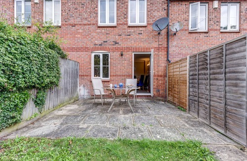 North Moreton Apartment | Didcot White House | Oxfordshire Holiday Let | 2 Beds & Sleeps 4