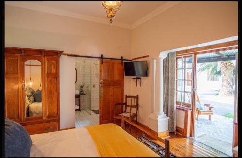 Kroonstad House | Die Hof Gastehuis