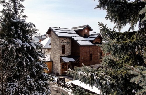 Kolasin Apartment | Die Ski-Suite hat ein Schlafzimmer und ein kleines Wohnzimmer ohne Küche. by Interhome
