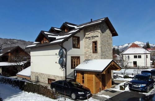 Kolasin Apartment | Die Ski-Suite hat ein Schlafzimmer und ein kleines Wohnzimmer ohne Küche. by Interhome