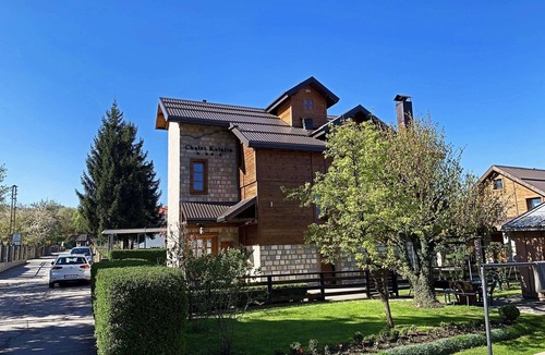 Kolasin Apartment | Die Ski-Suite hat ein Schlafzimmer und ein kleines Wohnzimmer ohne Küche. by Interhome