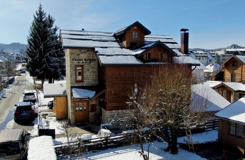 Kolasin Apartment | Die Ski-Suite hat ein Schlafzimmer und ein kleines Wohnzimmer ohne Küche. by Interhome